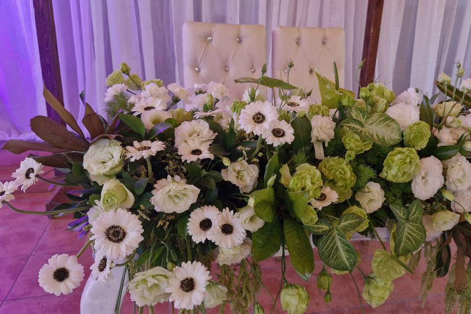Mesa de novios white and green