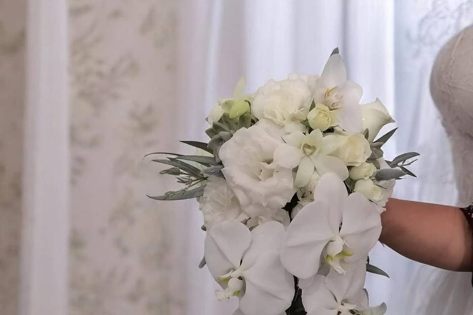 Ramo Cascado con Orquideas