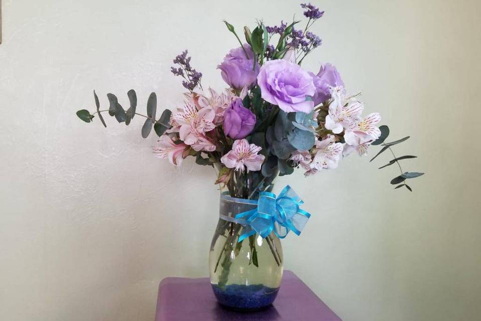 Florero con rosas lilas