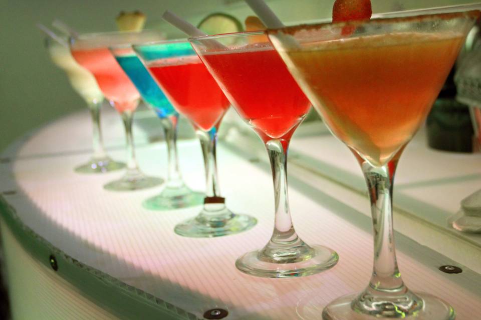 Variedad de cocteles frutales