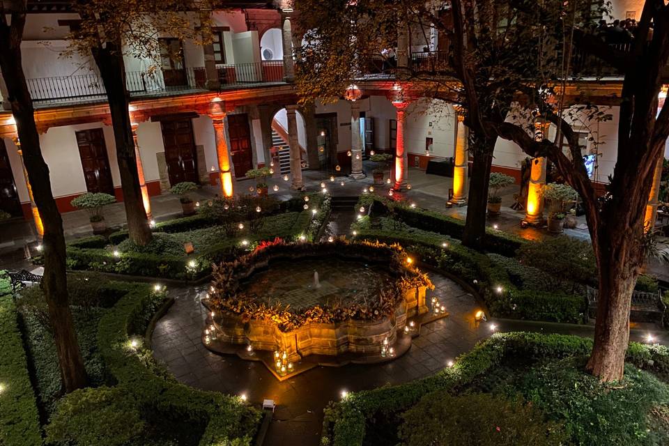 Patio con jardineras iluminado
