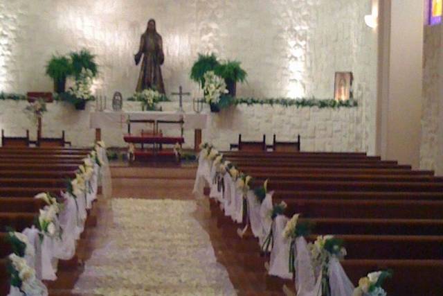 Iglesia decorada con flores blancas