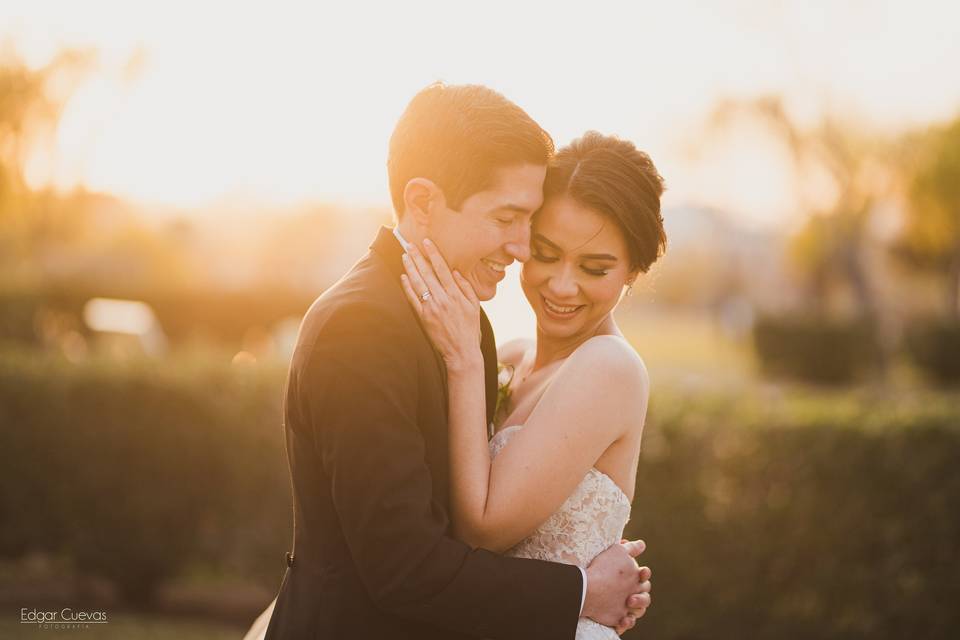 Pareja abrazada al atardecer