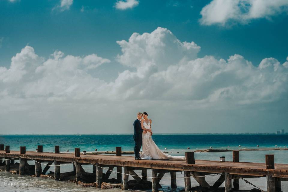 Novios en un puente en la playa