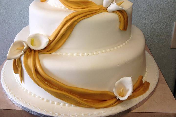 Pastel de boda con alcatraces