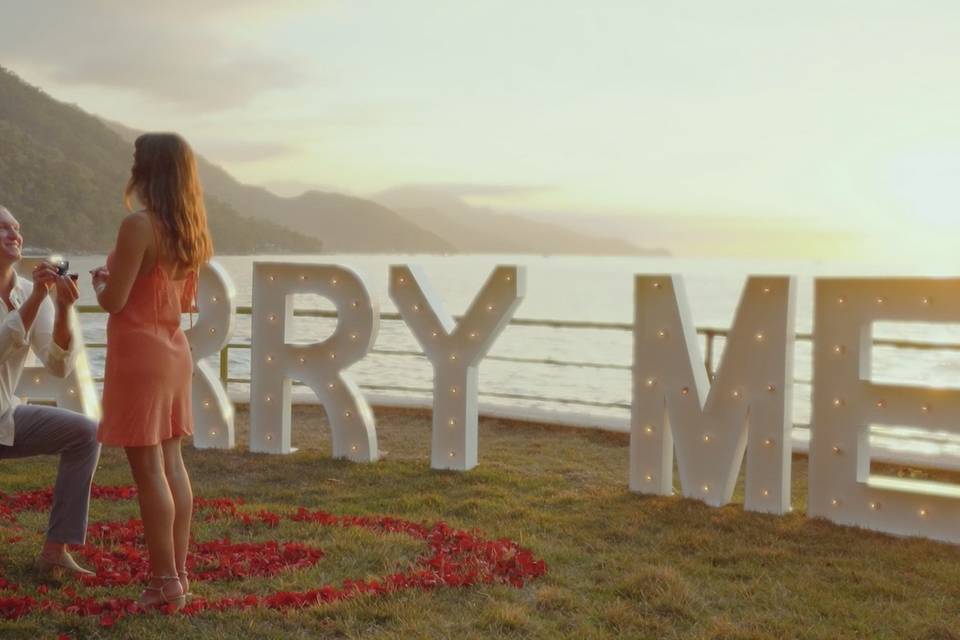 Pidiendo matrimonio en la playa y frente a letras gigantes