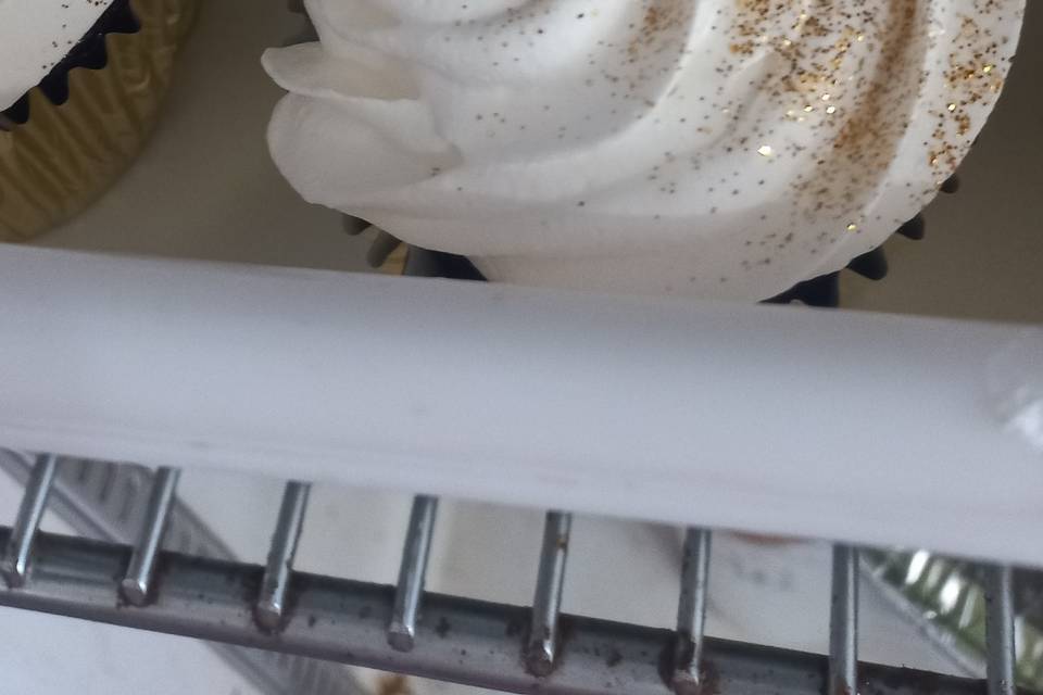 Cupcake blanco con dorado