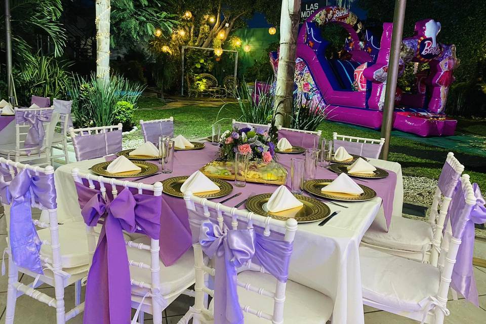Mesas con manteles lilas