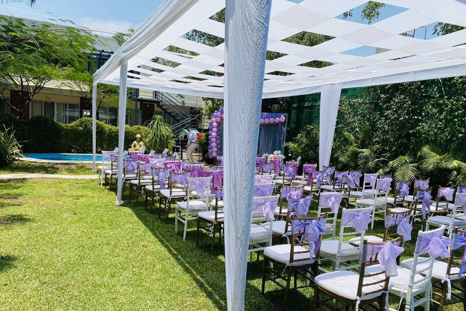 Sillas bajo una carpa en el jardín