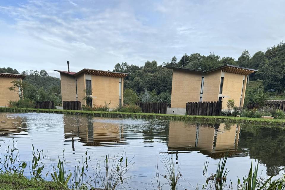 Lago y jardín