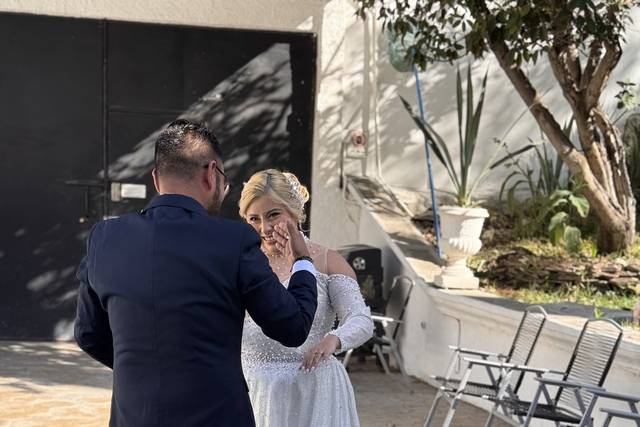 Novios en un patio
