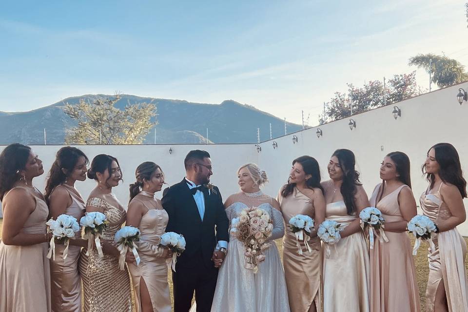 Novios posando con las damas de honor