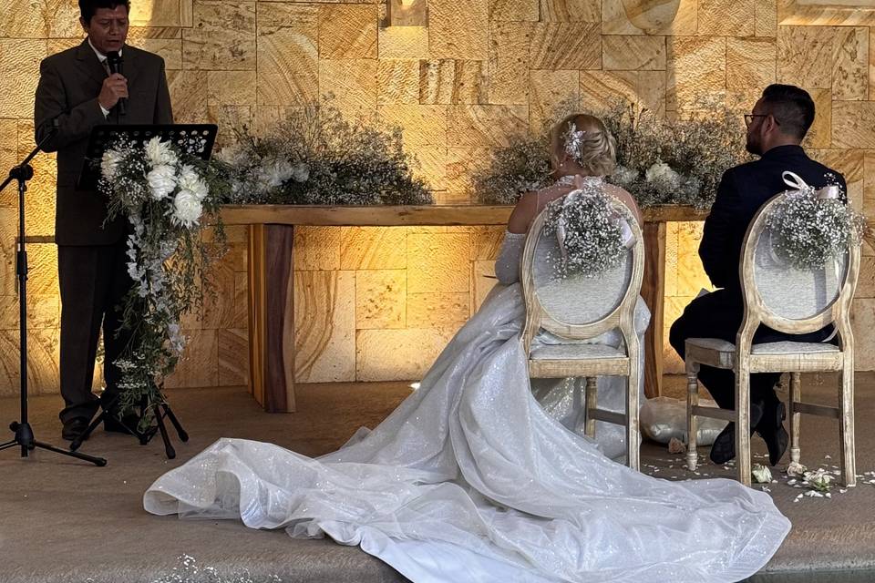 Novios sentados durante su ceremonia nupcial