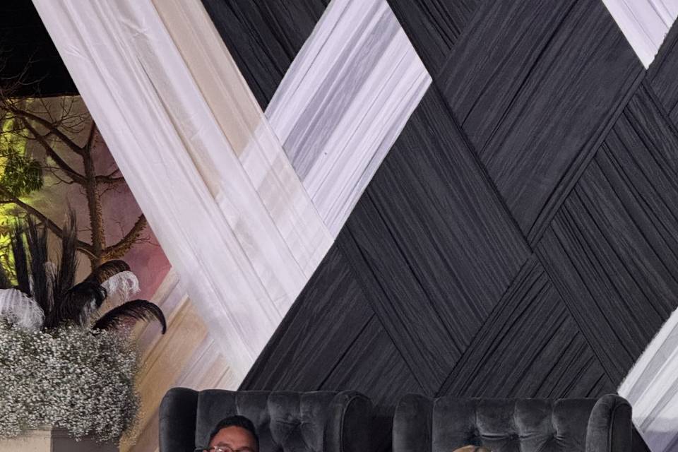 Novios sentados en su mesa decorada con flores