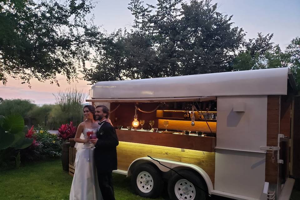 Novios frente a su carro de bebidas