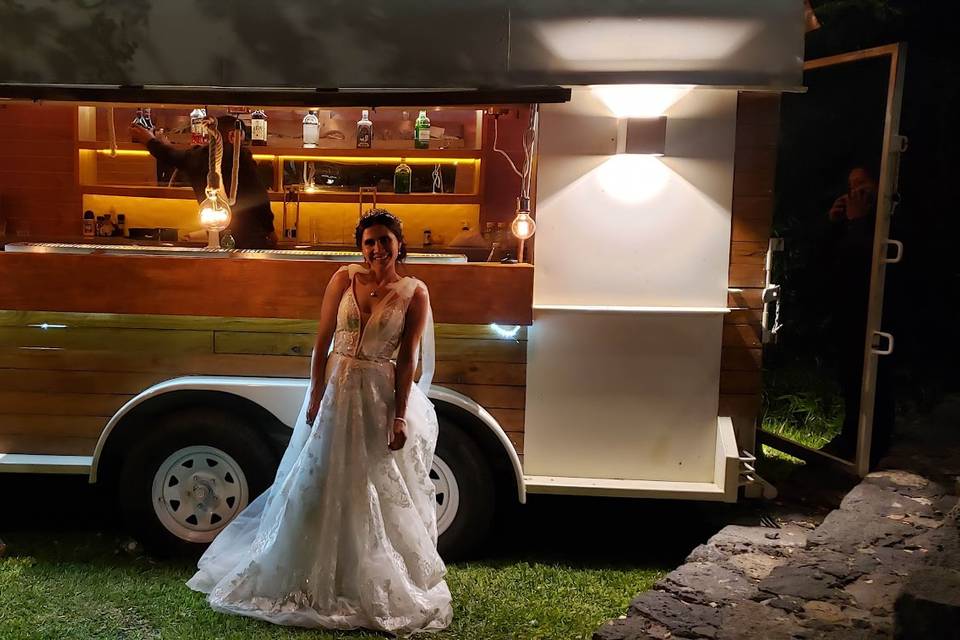 Novia posando en el carro de bebidas