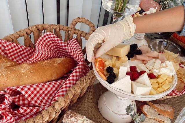 Mesa de quesos y carnes frías