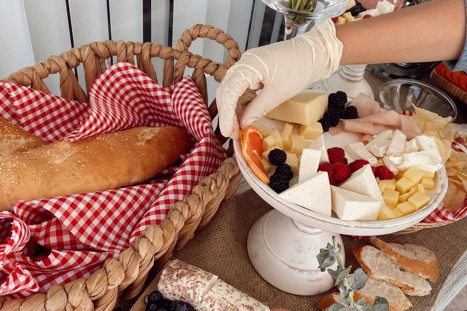 Mesa de quesos y carnes frías