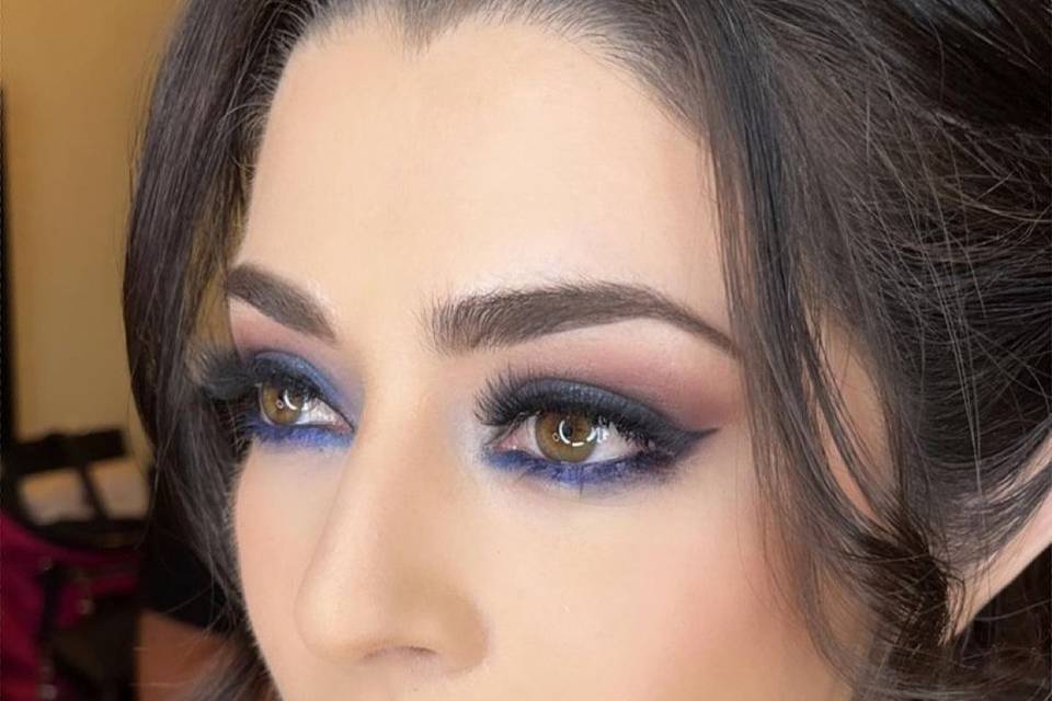 Makeup con delineado azul