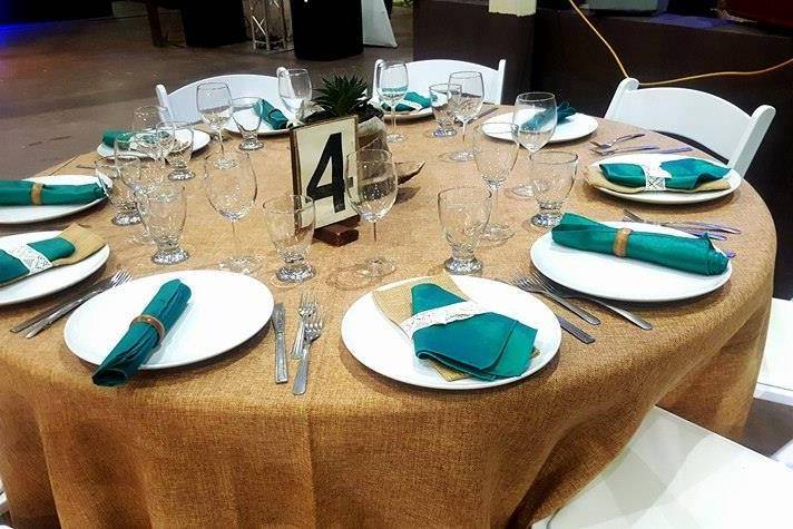 Mesas decoradas en dorado y verde