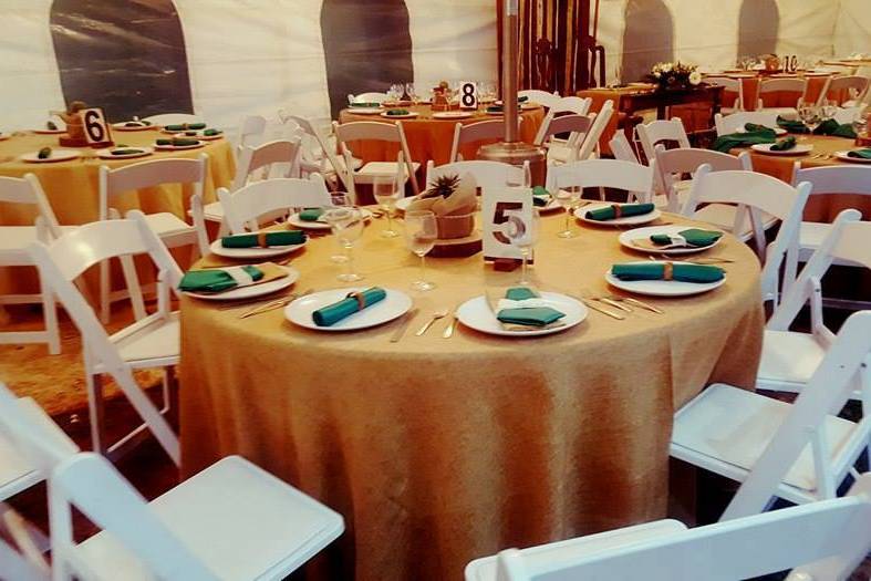Mesa redonda con mantel dorado y verde