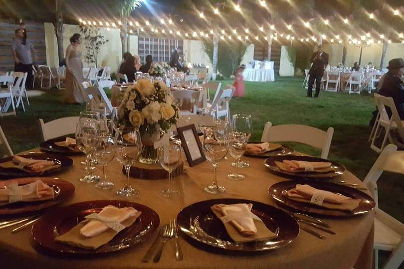 Decoración de mesas con flores y luces