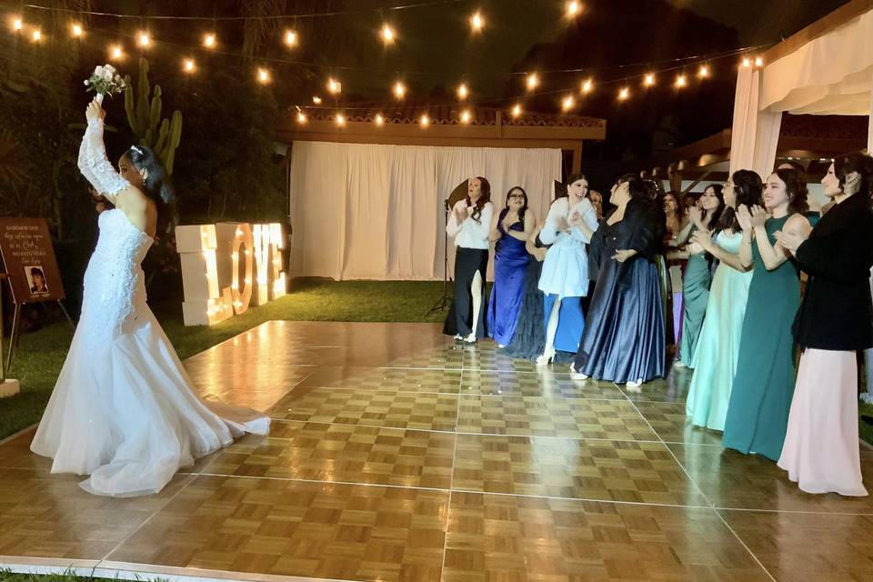 Novia a punto de lanzar su ramo
