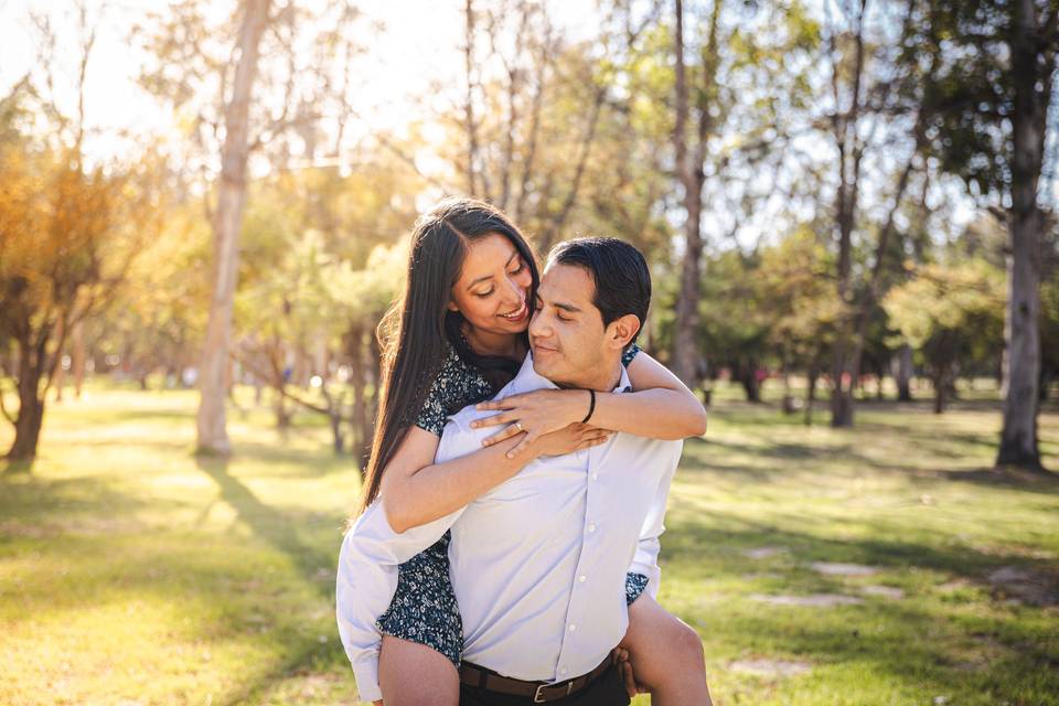 Novio cargando de caballito a la novia