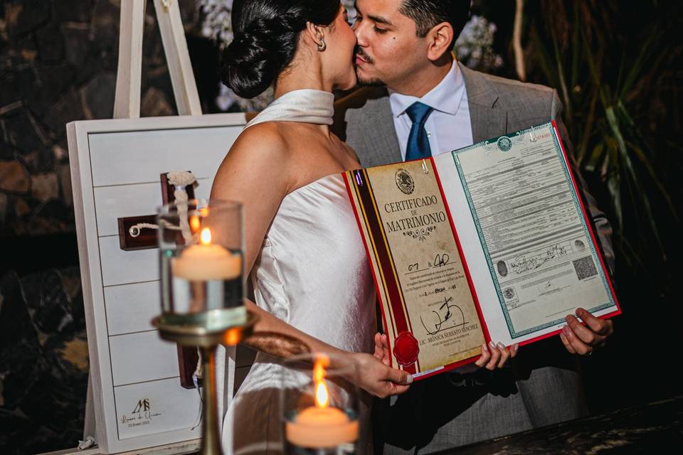 Novios besándose