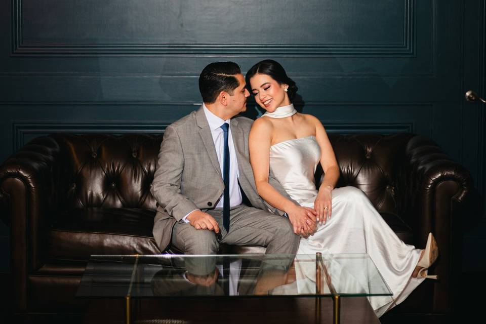 Novios sentados en una sala