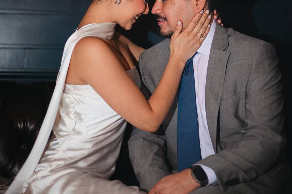 Novios sentados frente a frente