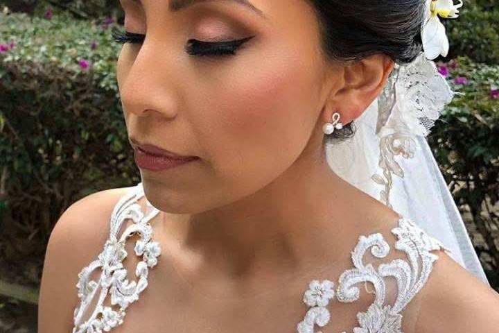 Novia con peinado recogido y sombras rosadas