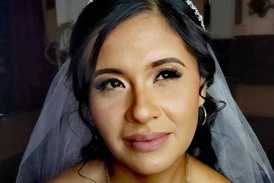 Novia con labios nude