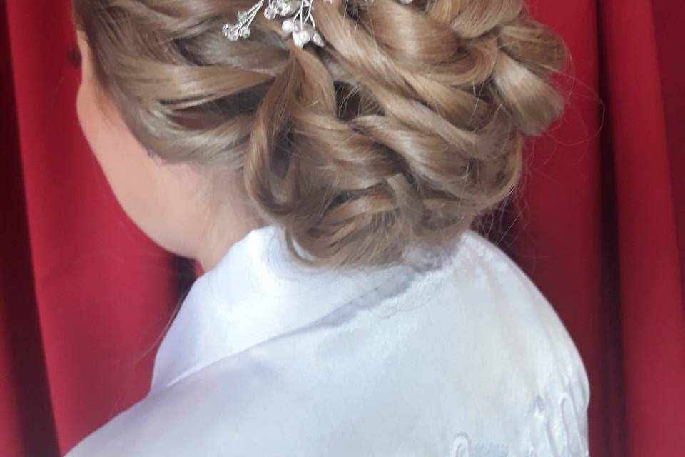 Novia con peinado recogido y tocado