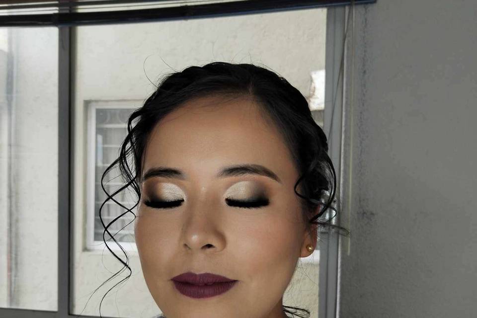 Mujer con make up de noche
