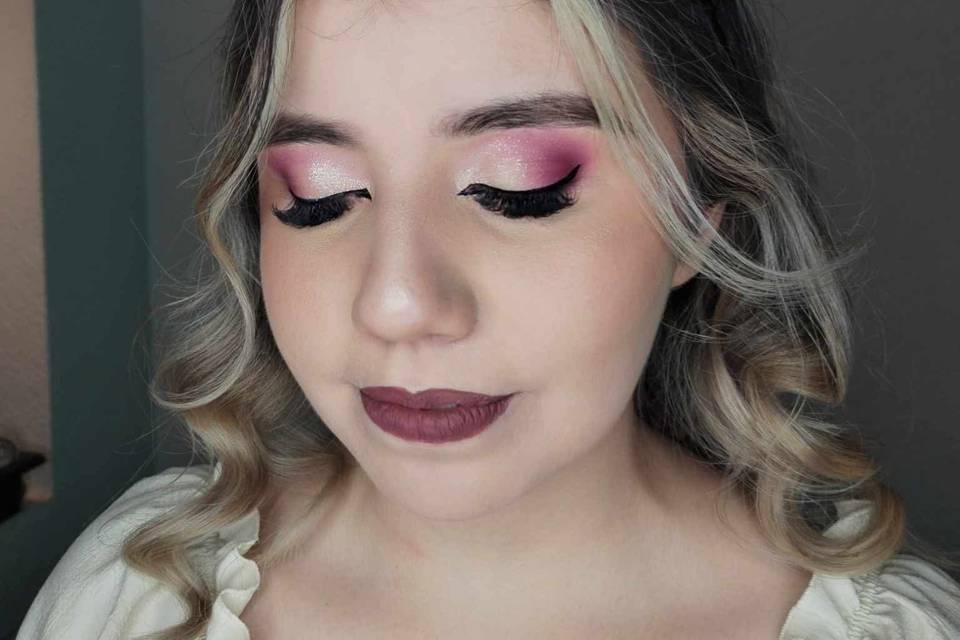 Maquillaje en tonos vinos