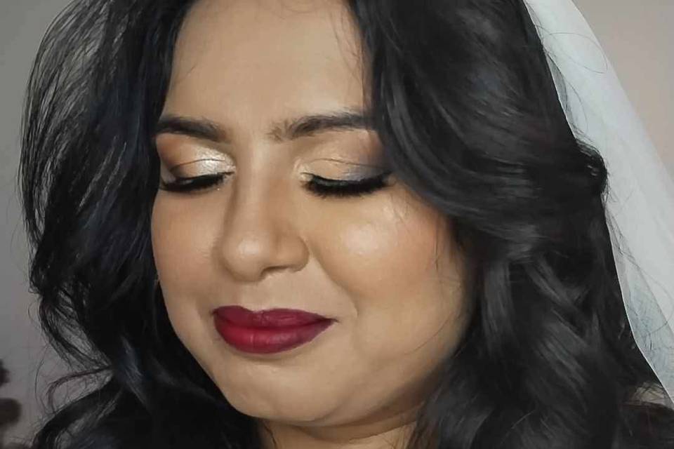 Novia con cabello suelto y tiara