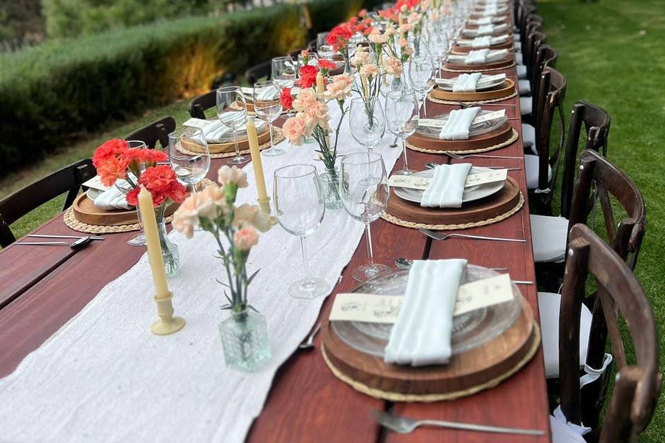 Mesa de madera con floreros