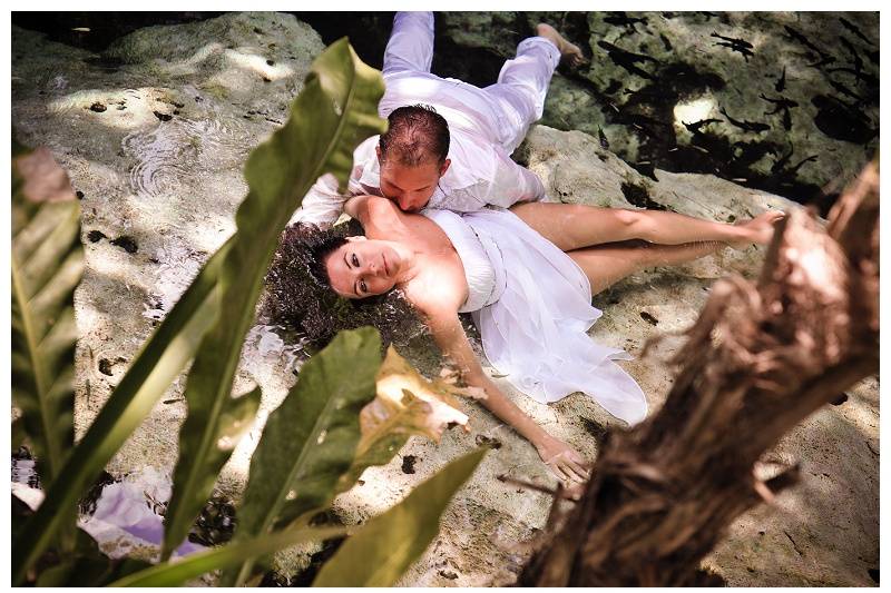 Novios en cenote