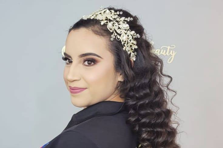 Novia con cabello suelto y ondulado con tocado