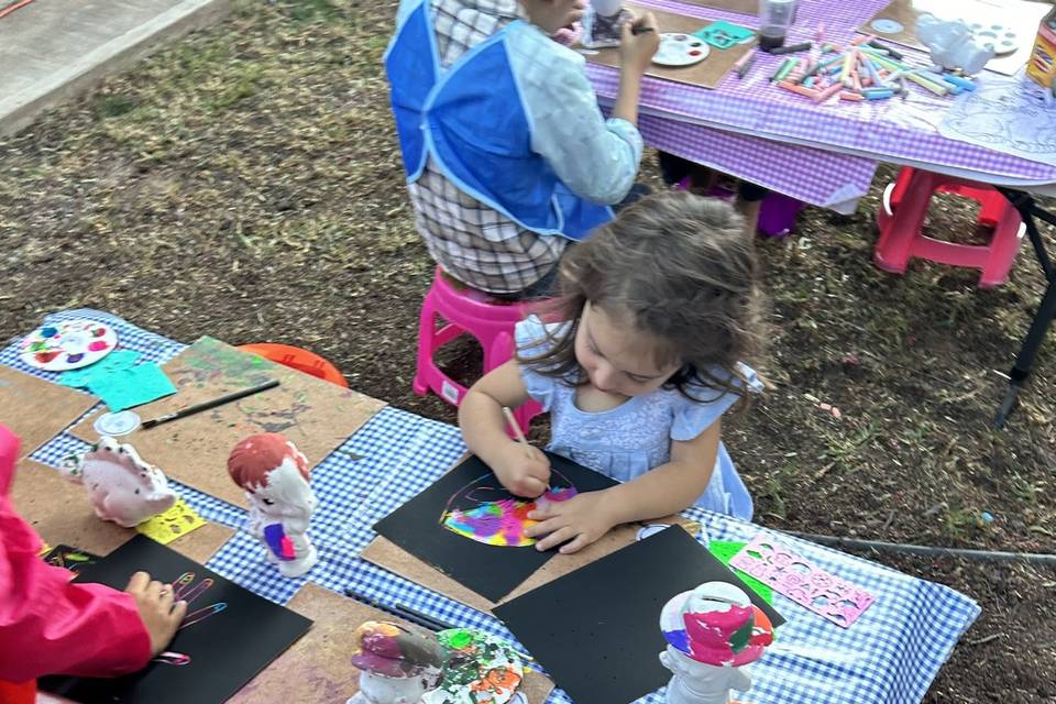 Niña pintando