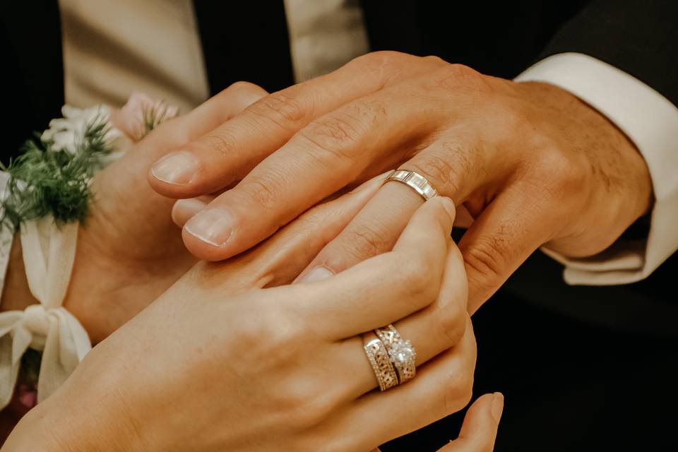 Poniendo el anillo de bodas