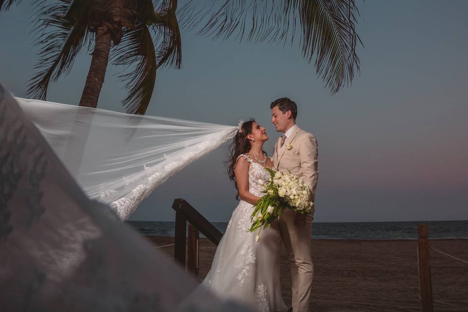 Pareja posando en la playa