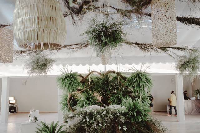 Mesa decorada con flores blancas