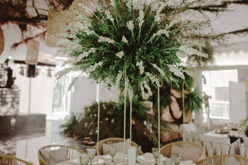 Mesa redonda con arreglo floral alto