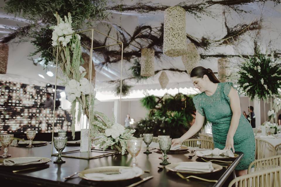 Decoración de mesa con copas verdes