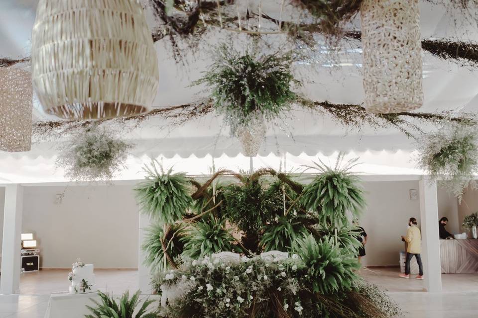 Mesa decorada con flores blancas