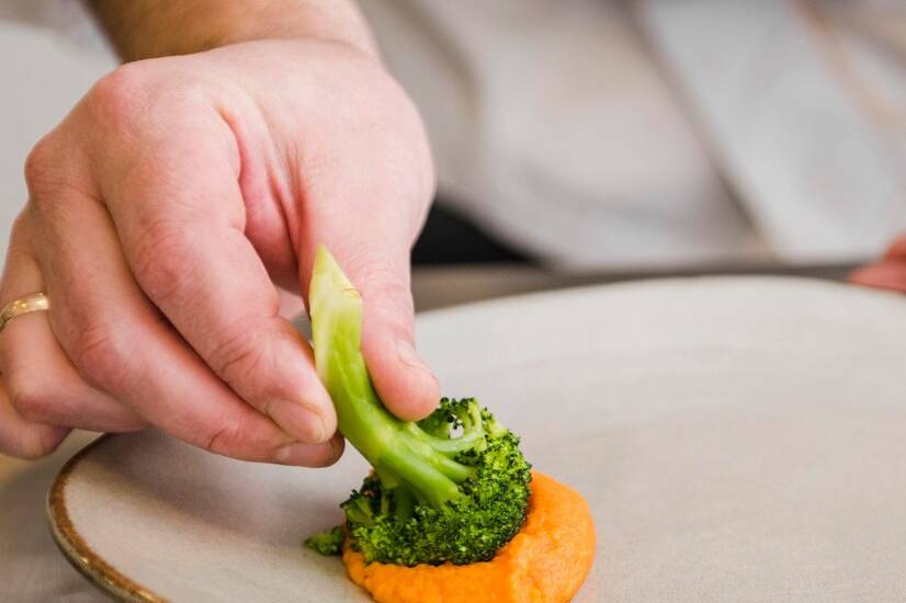 Colocando un brócoli en el plato