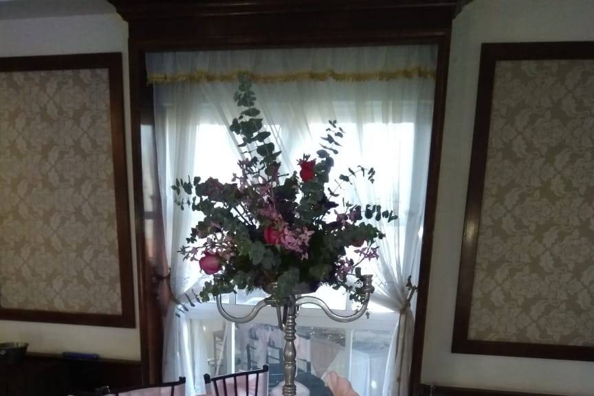 Candelabro con arreglo floral