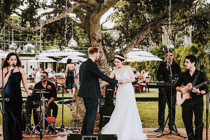 Novios con la agrupación